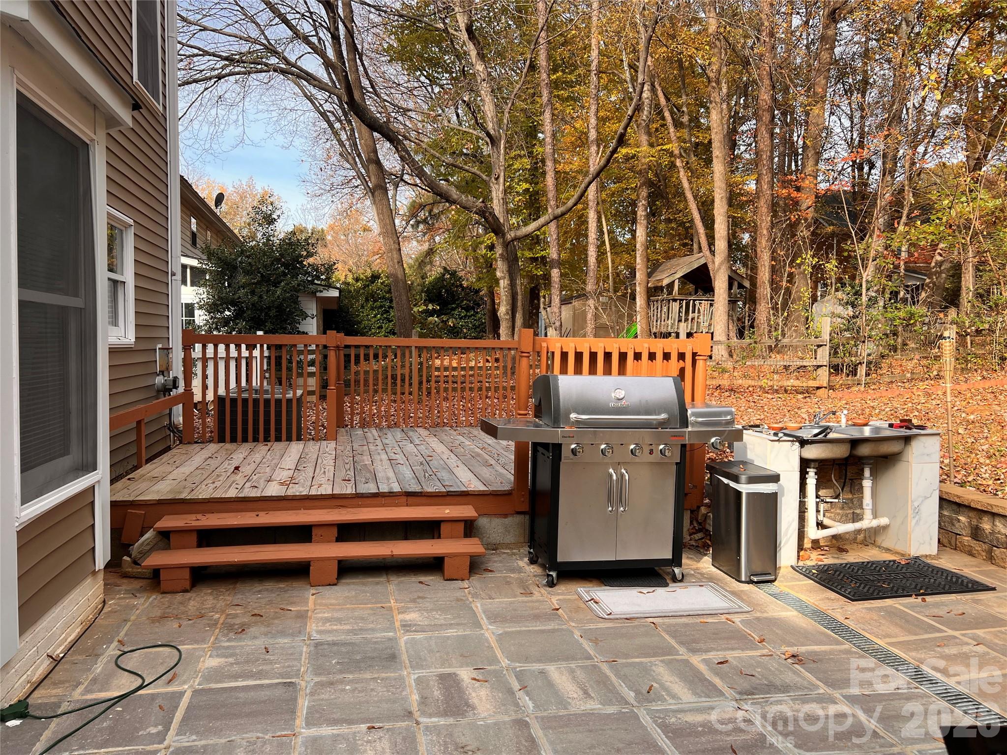 2913 Summerland Drive Property Photo 3