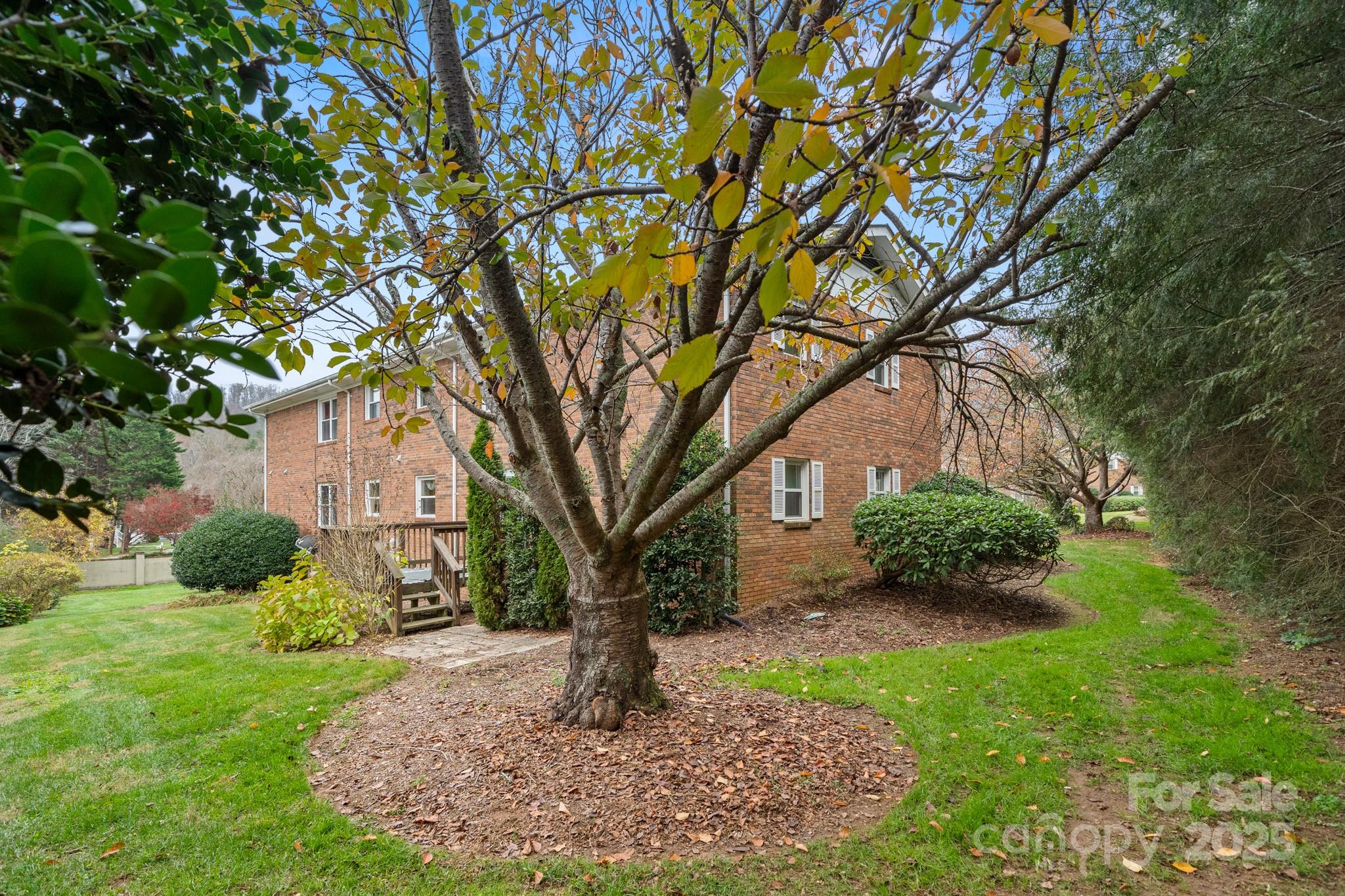 27 Capri Lane 15-d Property Photo 1