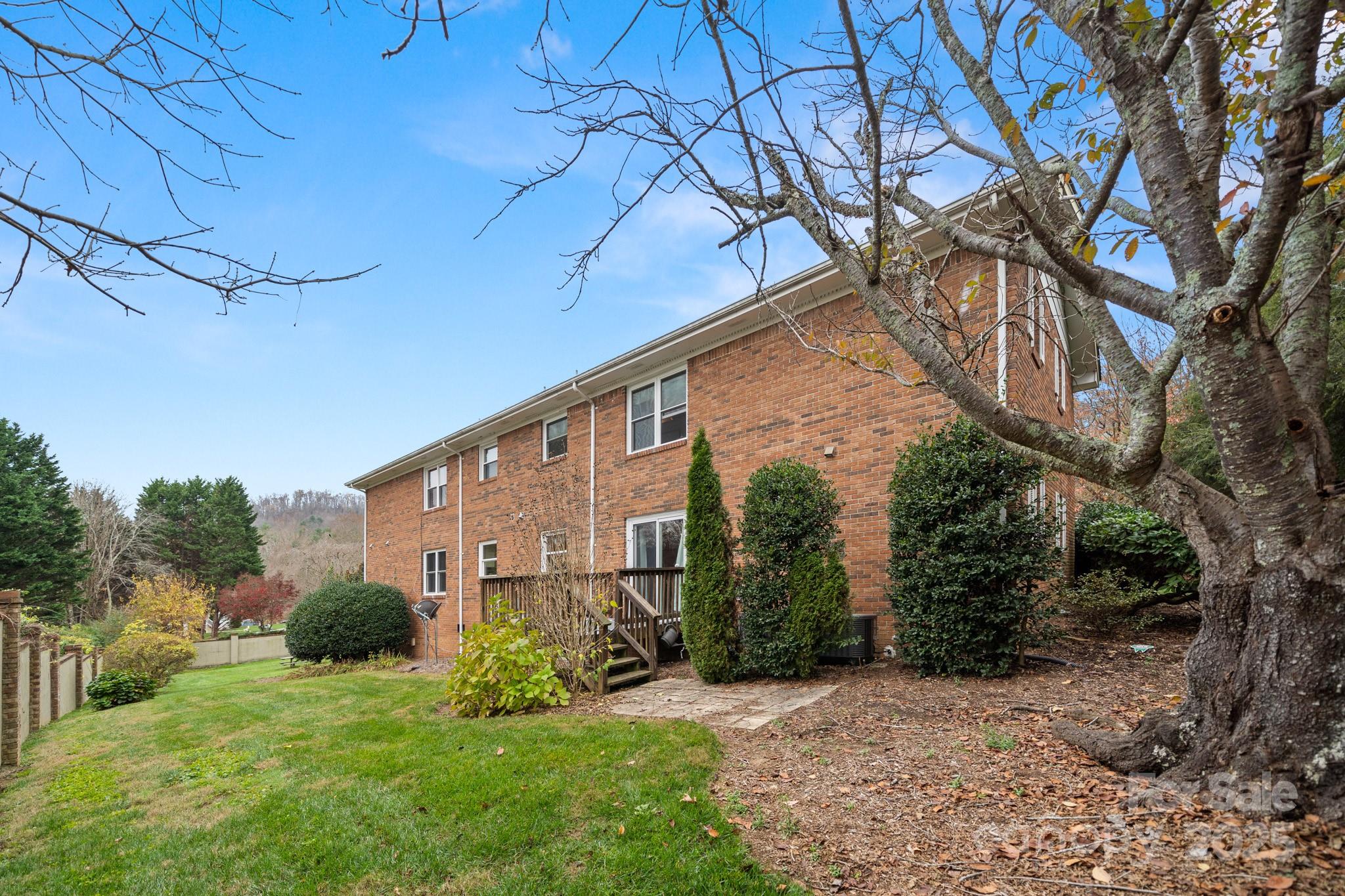 27 Capri Lane 15-d Property Photo 3