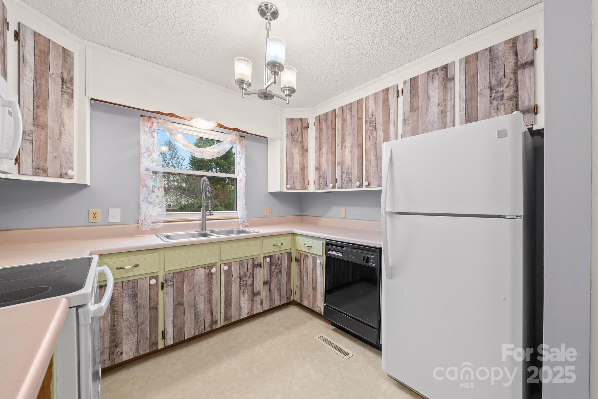 27 Capri Lane 15-d Property Photo 10