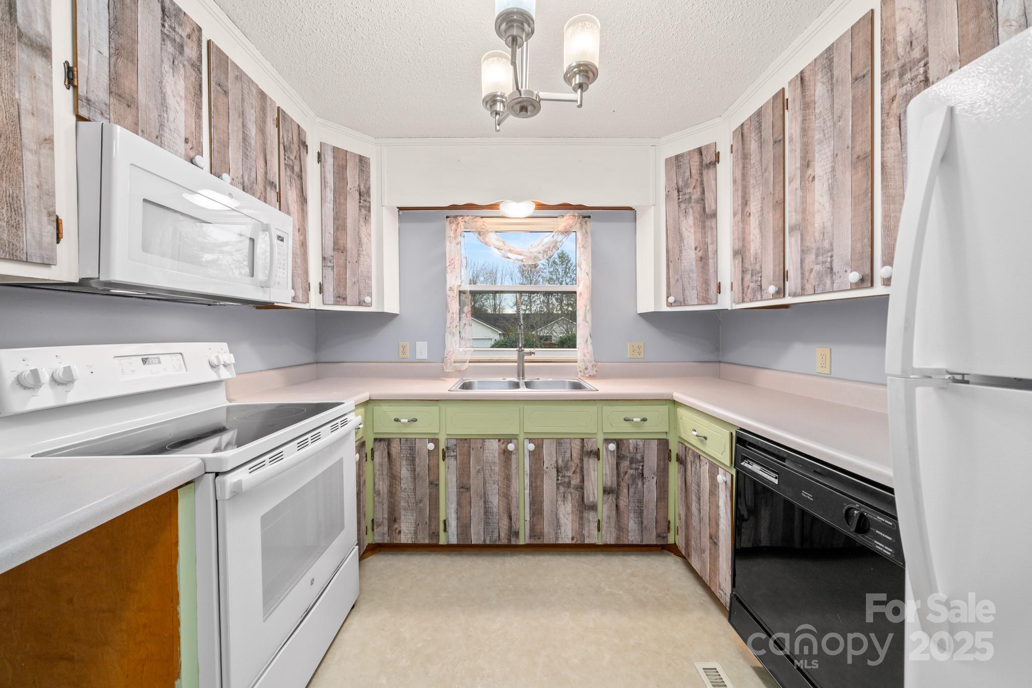 27 Capri Lane 15-d Property Photo 11