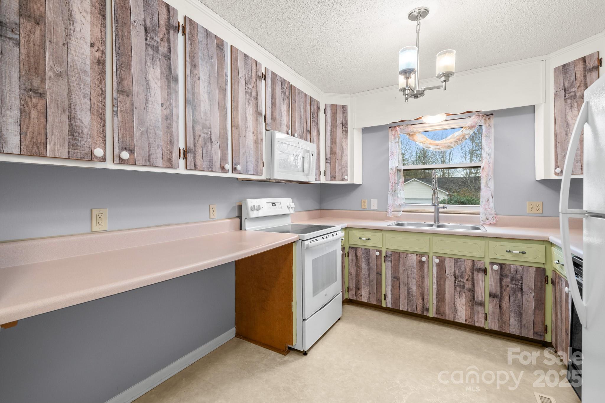 27 Capri Lane 15-d Property Photo 12