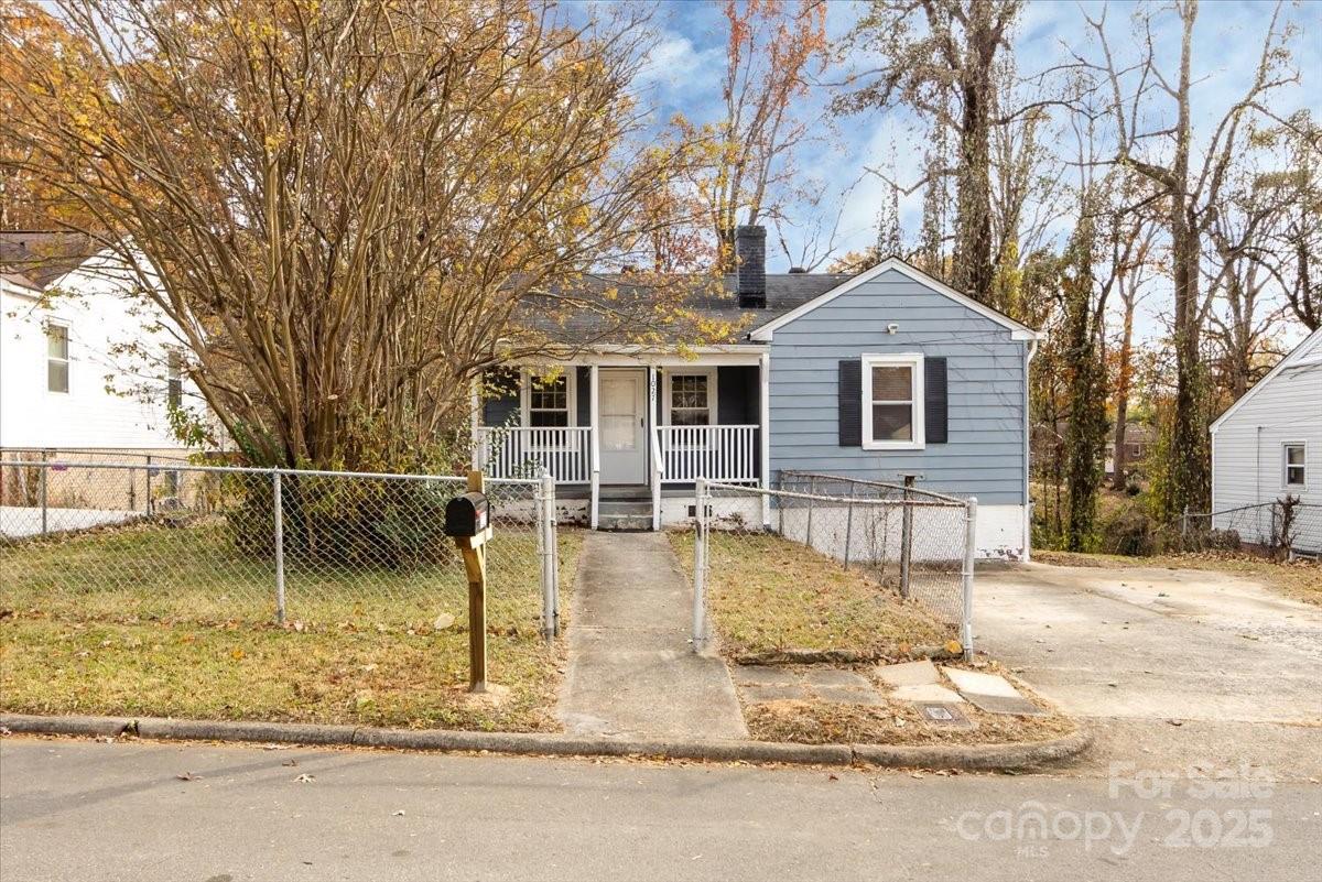 1027 Holland Avenue Property Photo 1