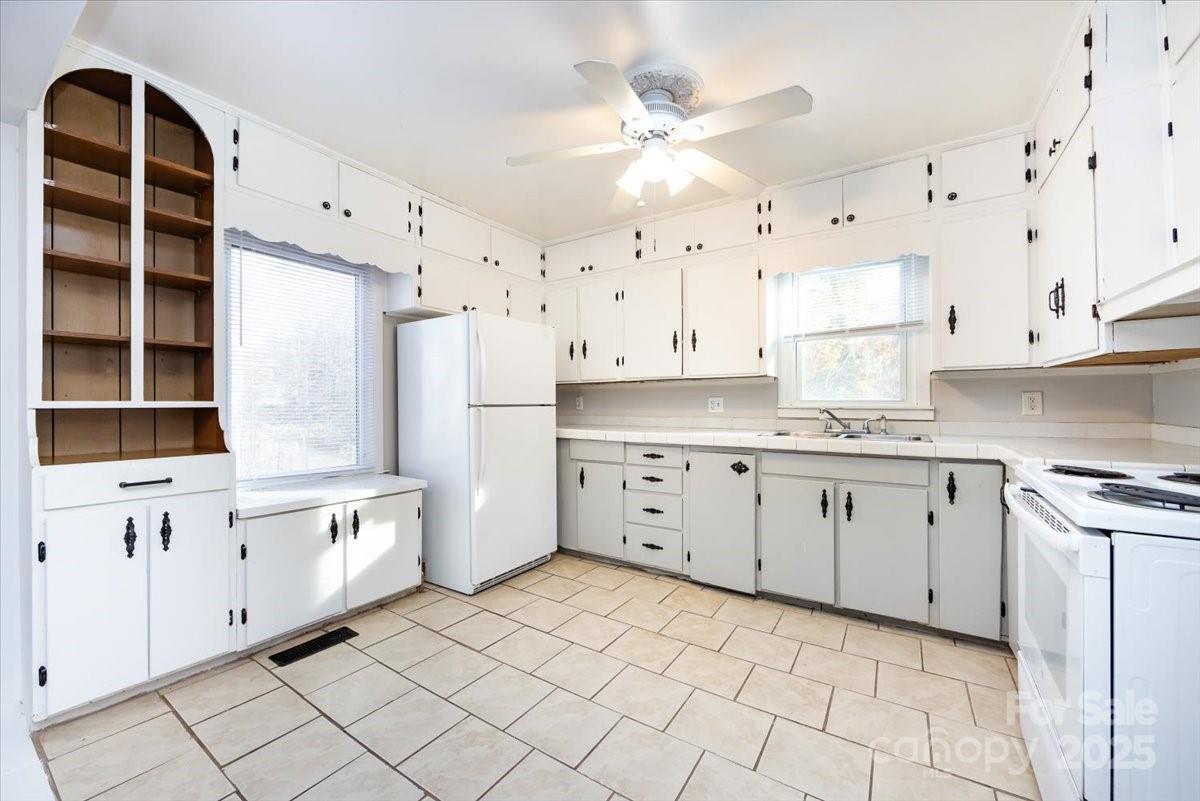 1027 Holland Avenue Property Photo 7