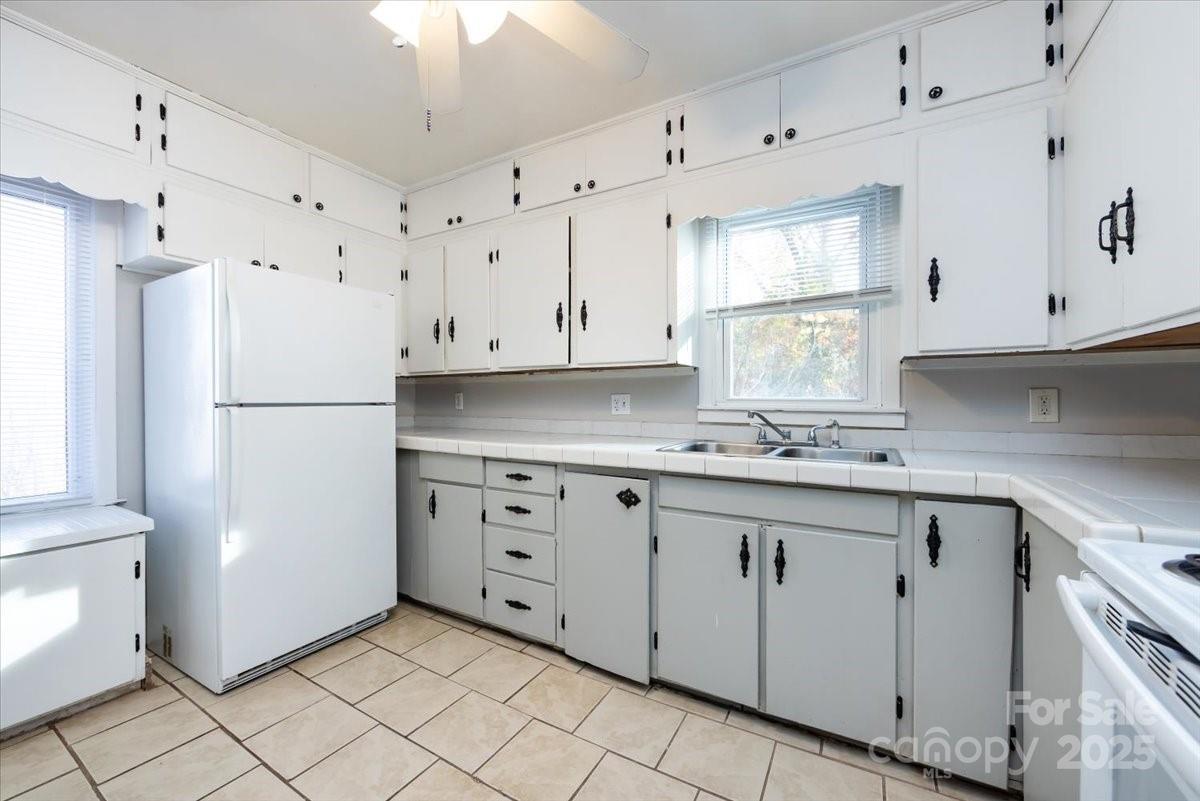 1027 Holland Avenue Property Photo 8
