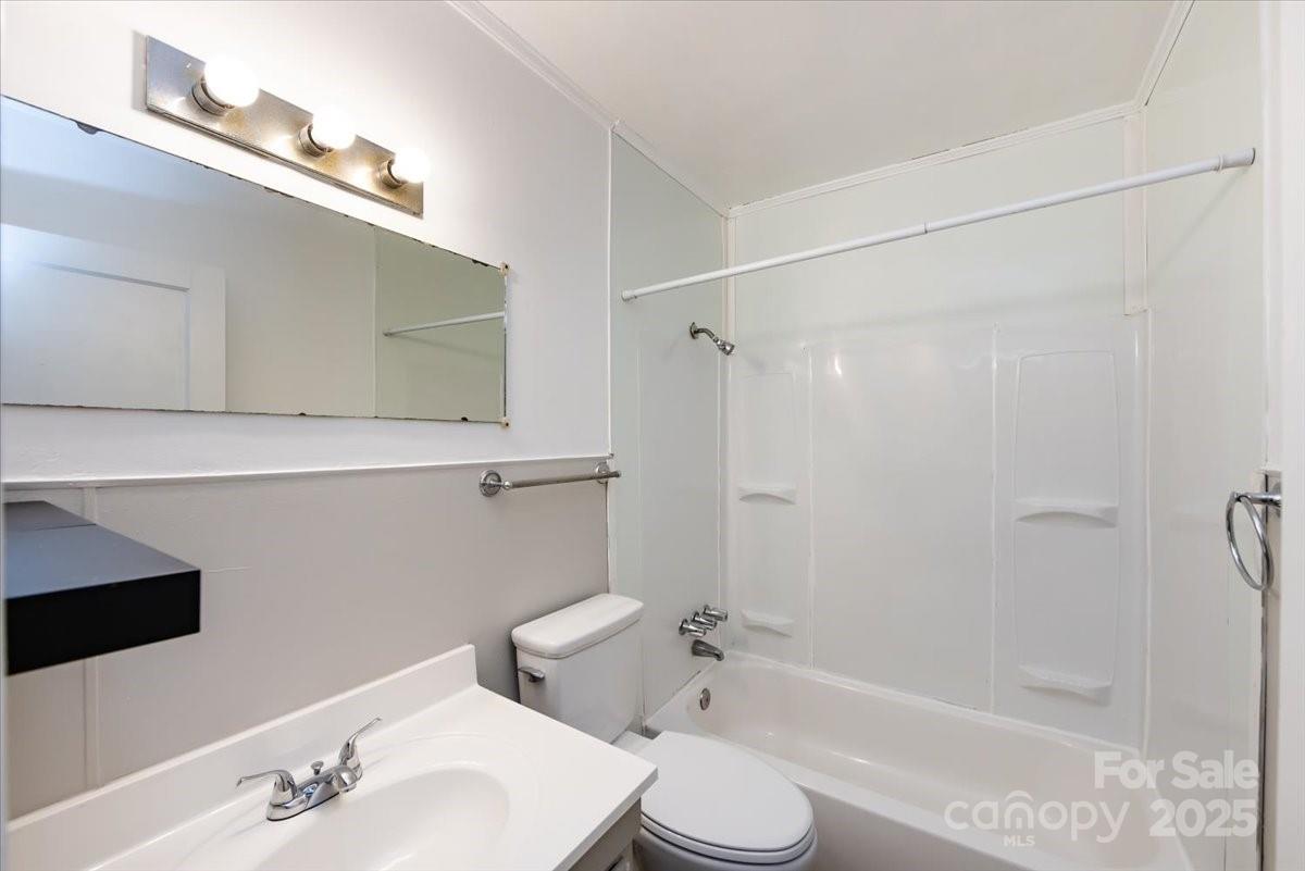 1027 Holland Avenue Property Photo 14