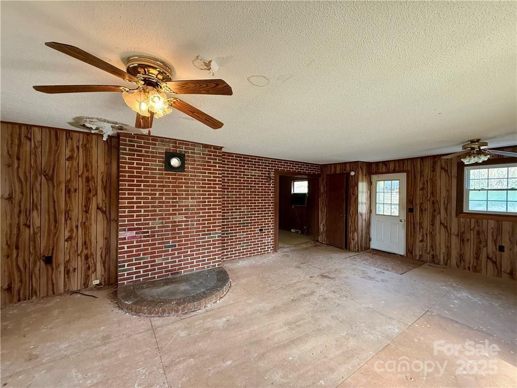 365 Ollis Road Property Photo 4