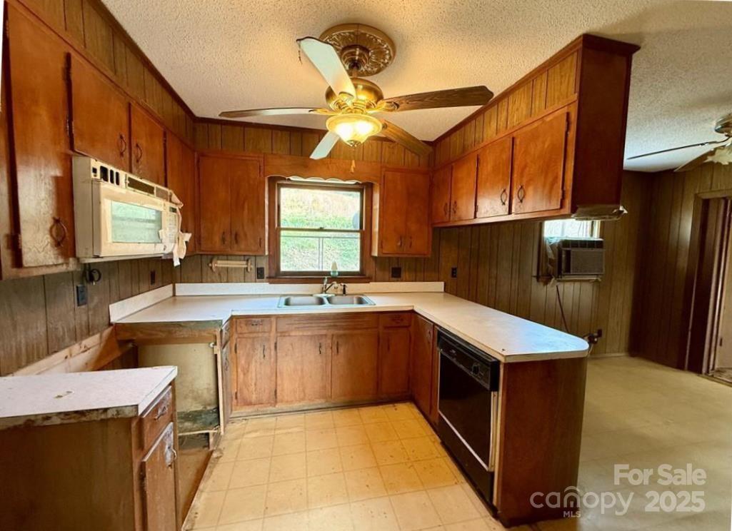365 Ollis Road Property Photo 5