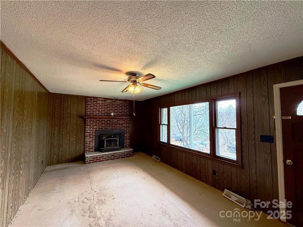 365 Ollis Road Property Photo 6