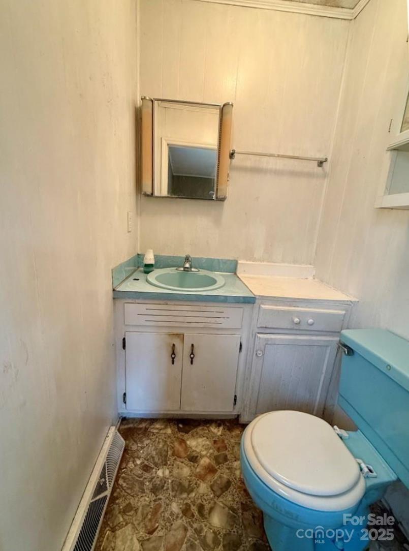 365 Ollis Road Property Photo 8