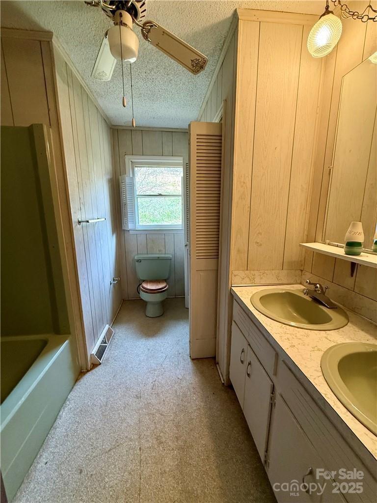 365 Ollis Road Property Photo 10