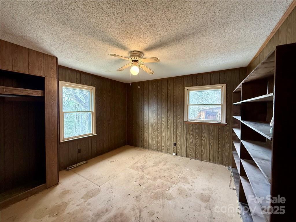 365 Ollis Road Property Photo 11