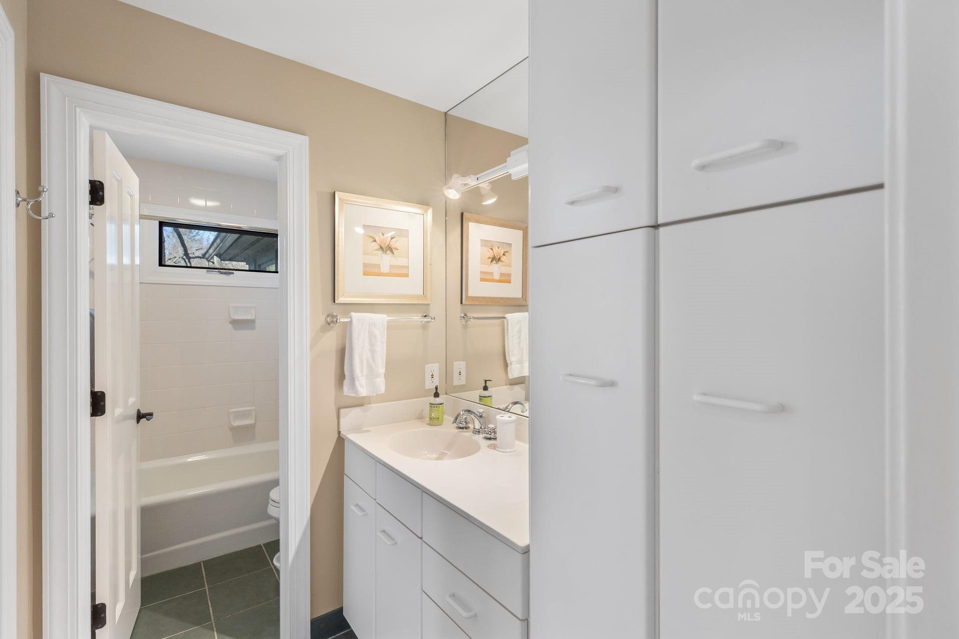 100 The Pinnacle Drive 5 Property Photo 34