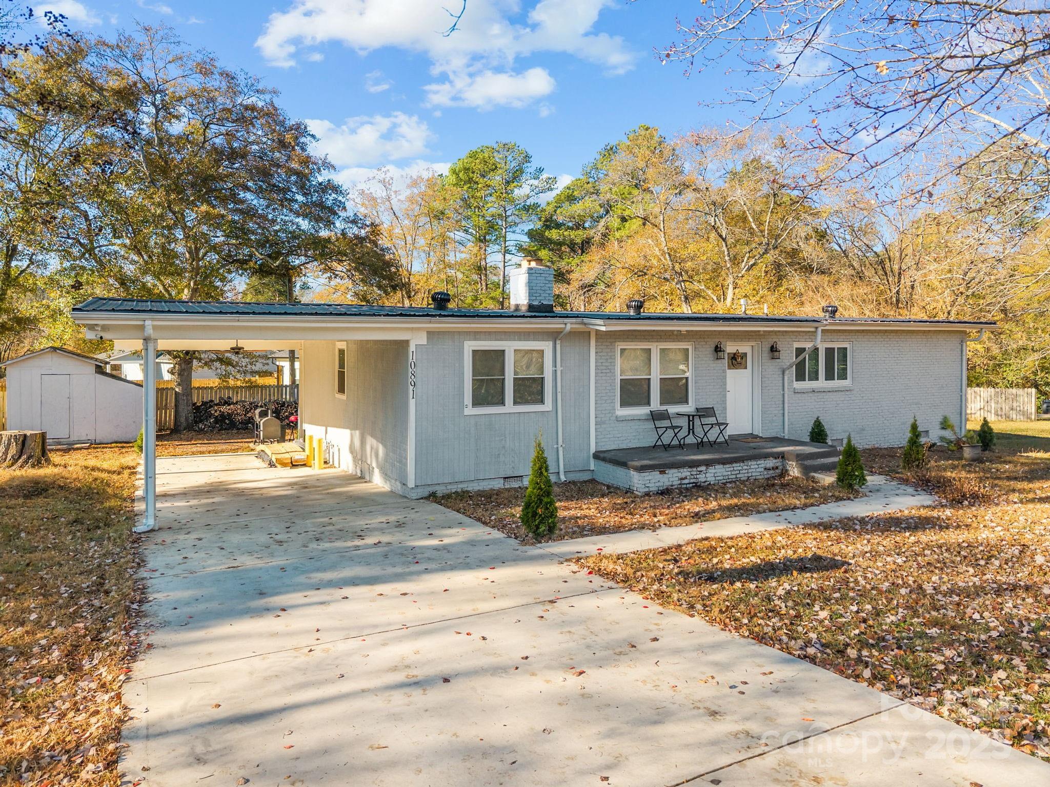 10891 Pettus Road Property Photo 2