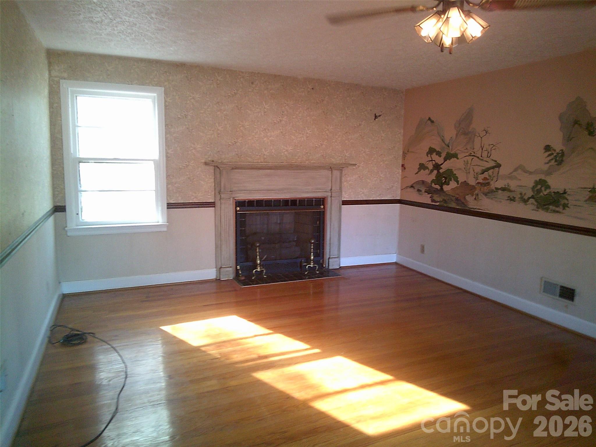1303 W Dixon Boulevard Property Photo 4