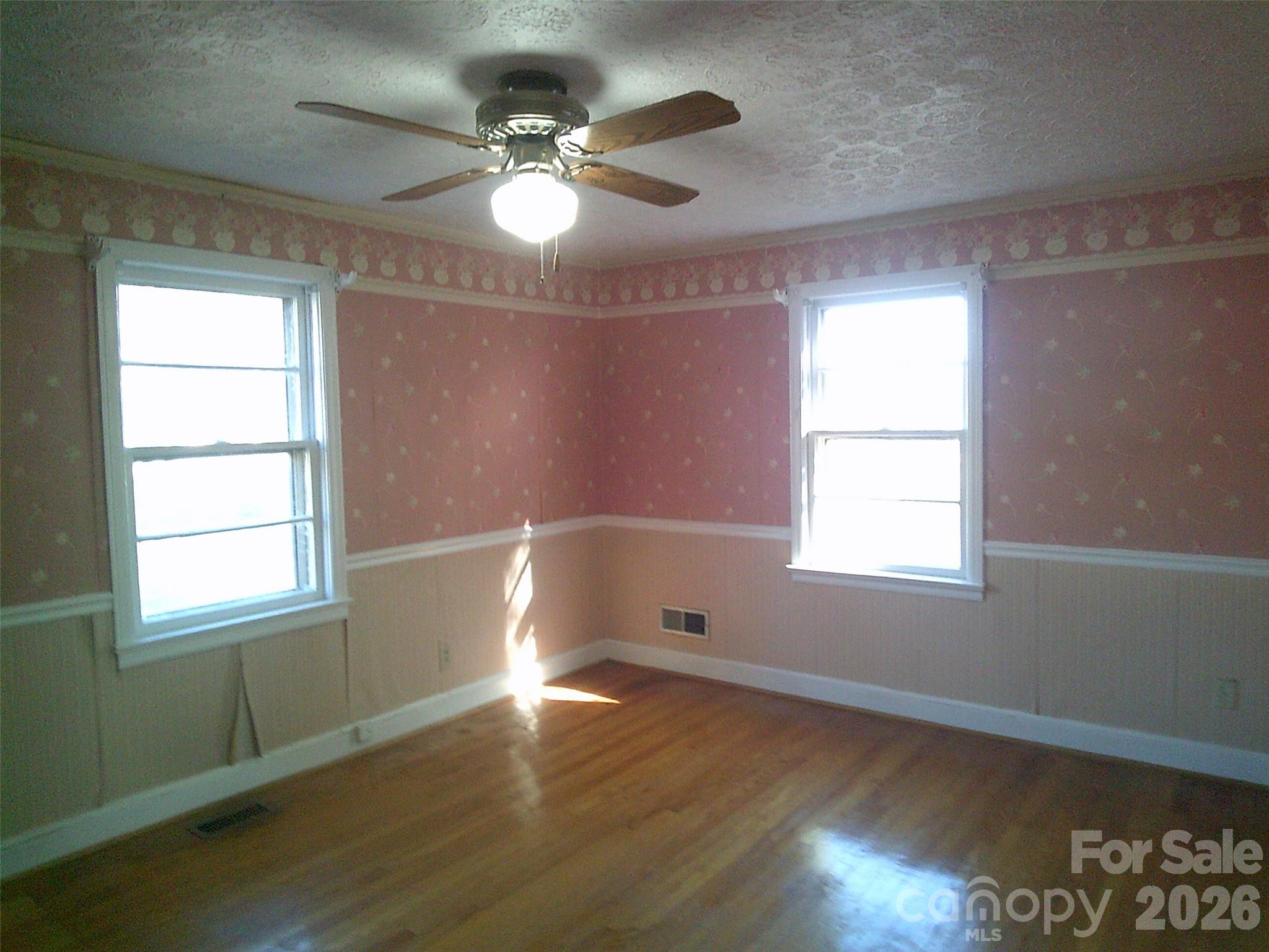 1303 W Dixon Boulevard Property Photo 10
