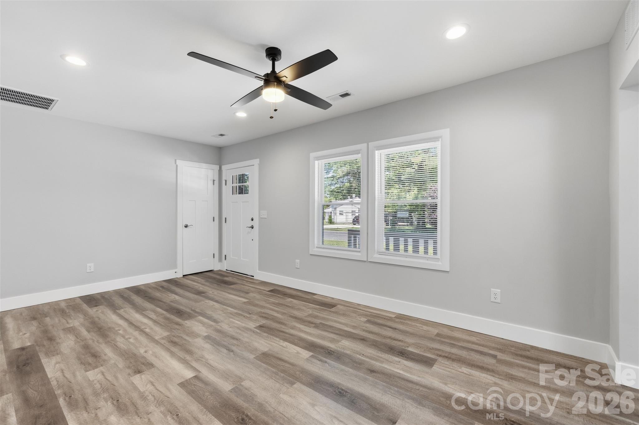 2414 Dickens Avenue Property Photo 7