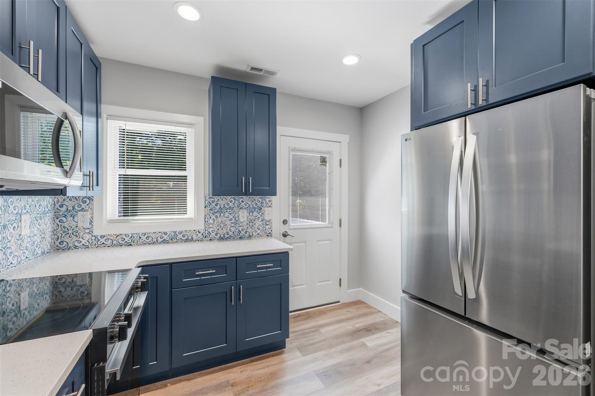 2414 Dickens Avenue Property Photo 14