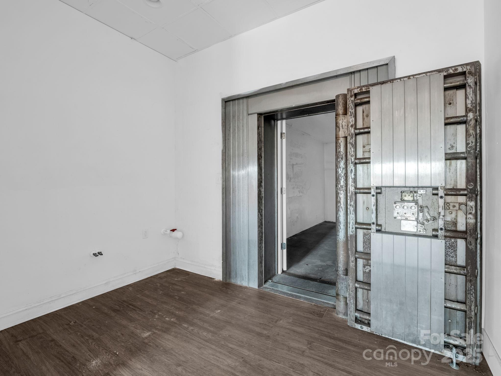 101 E First Street Property Photo 24