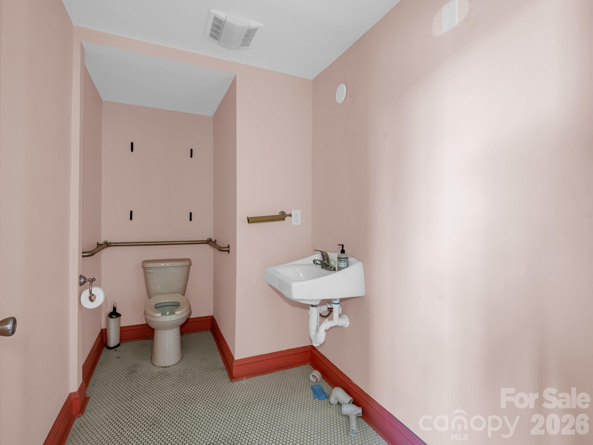 101 E First Street Property Photo 26