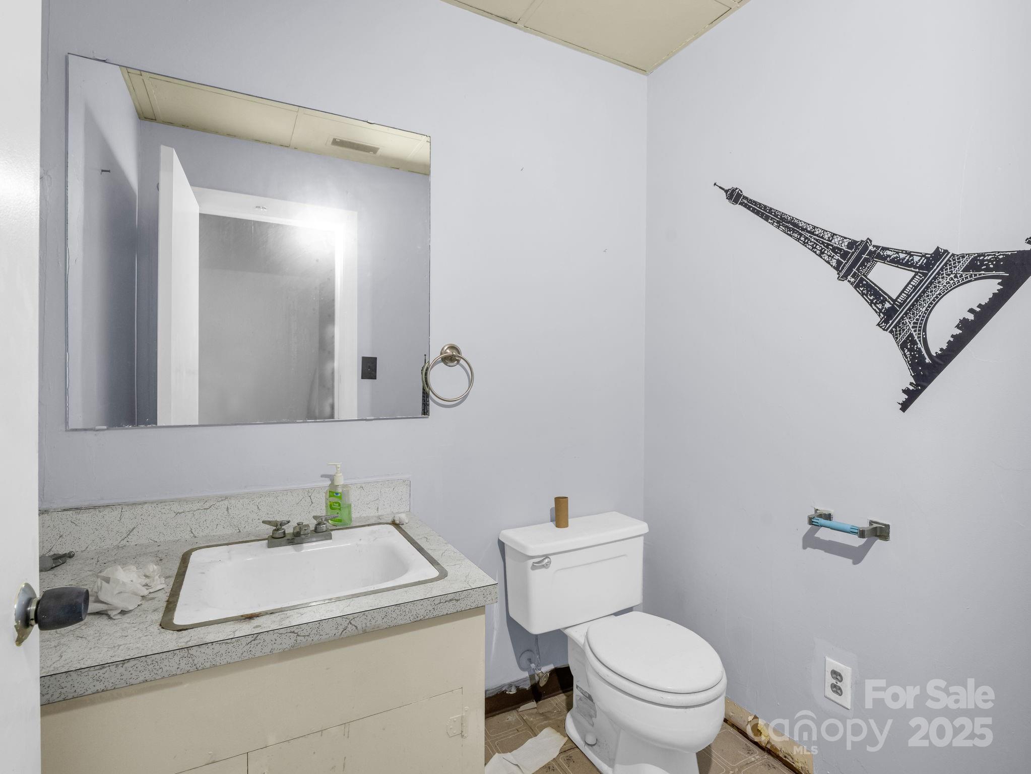 101 E First Street Property Photo 36