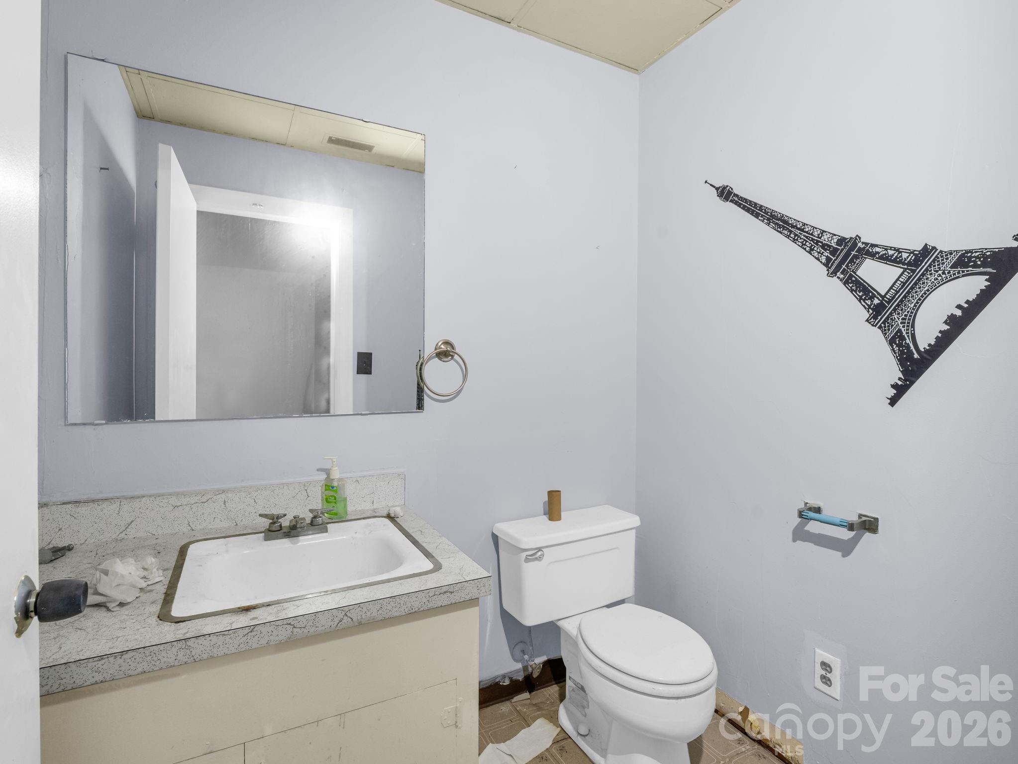 101 E First Street Property Photo 36