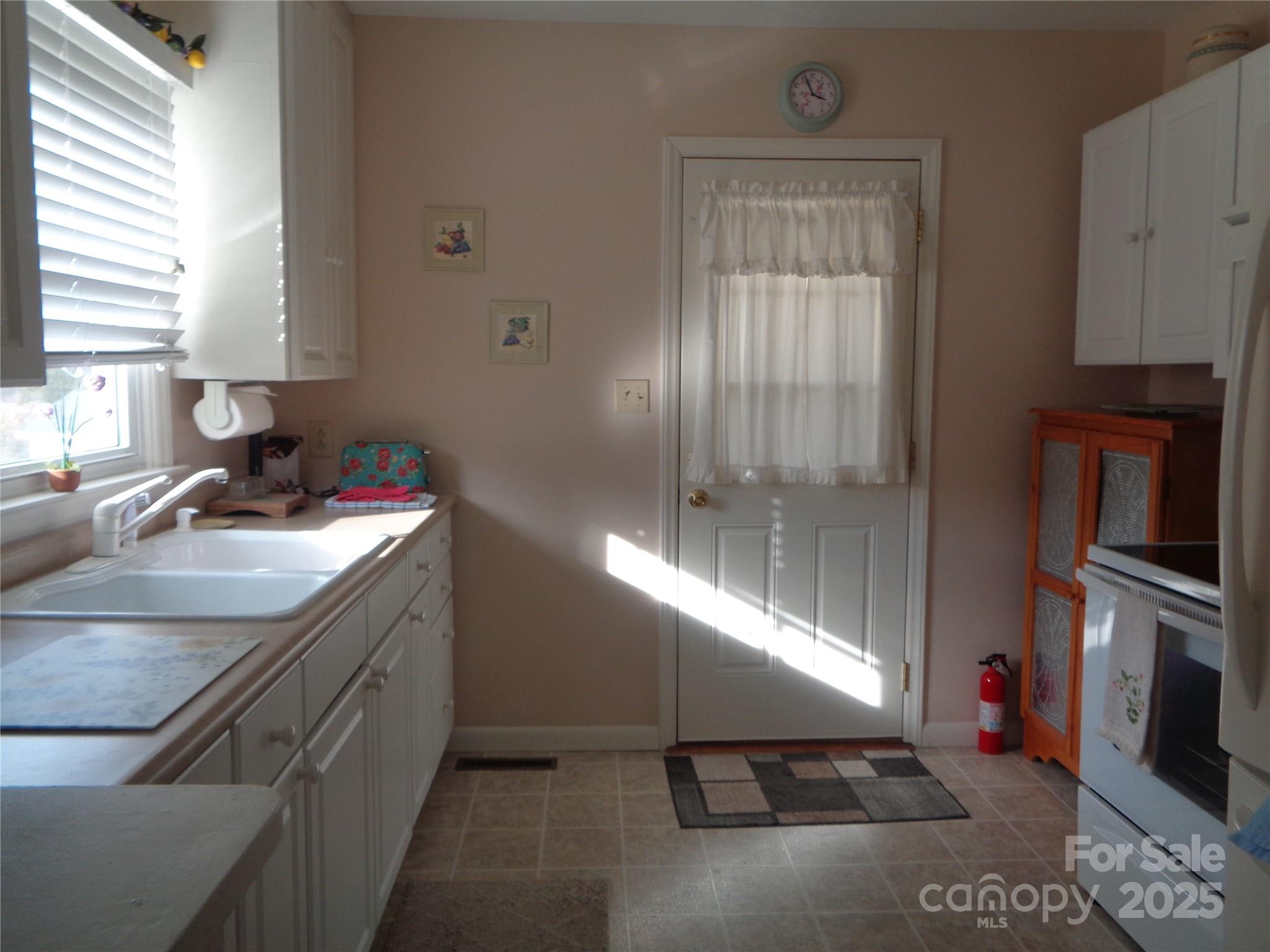 230 Leisure Lane Property Photo 5
