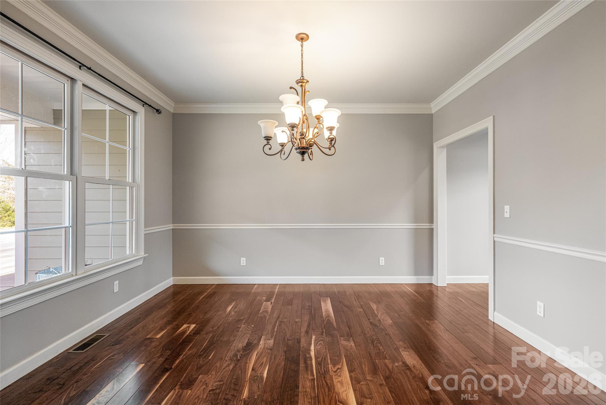 98 Sovereign Lane Property Photo 8