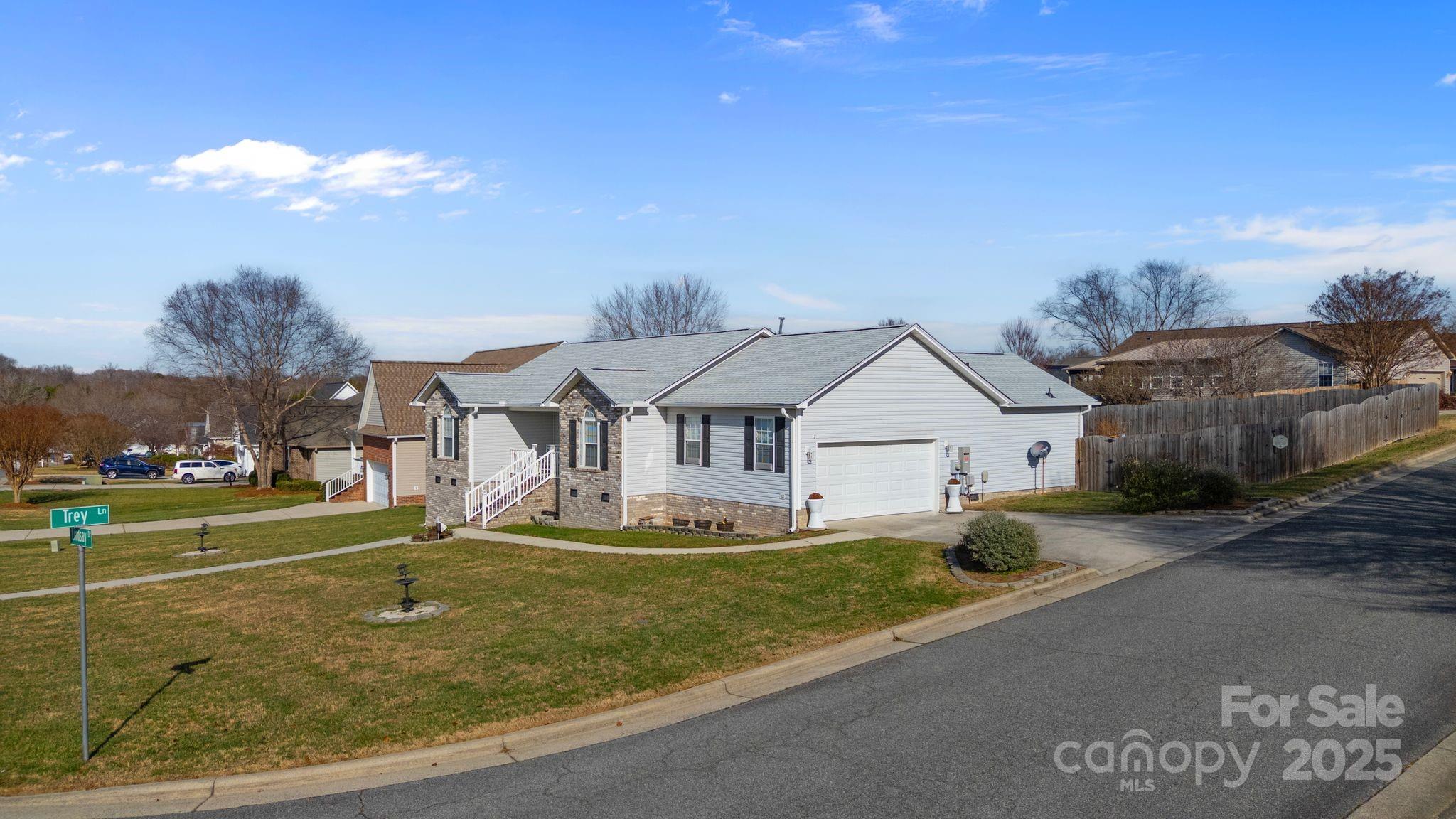 100 Lindsay Drive Property Photo 4