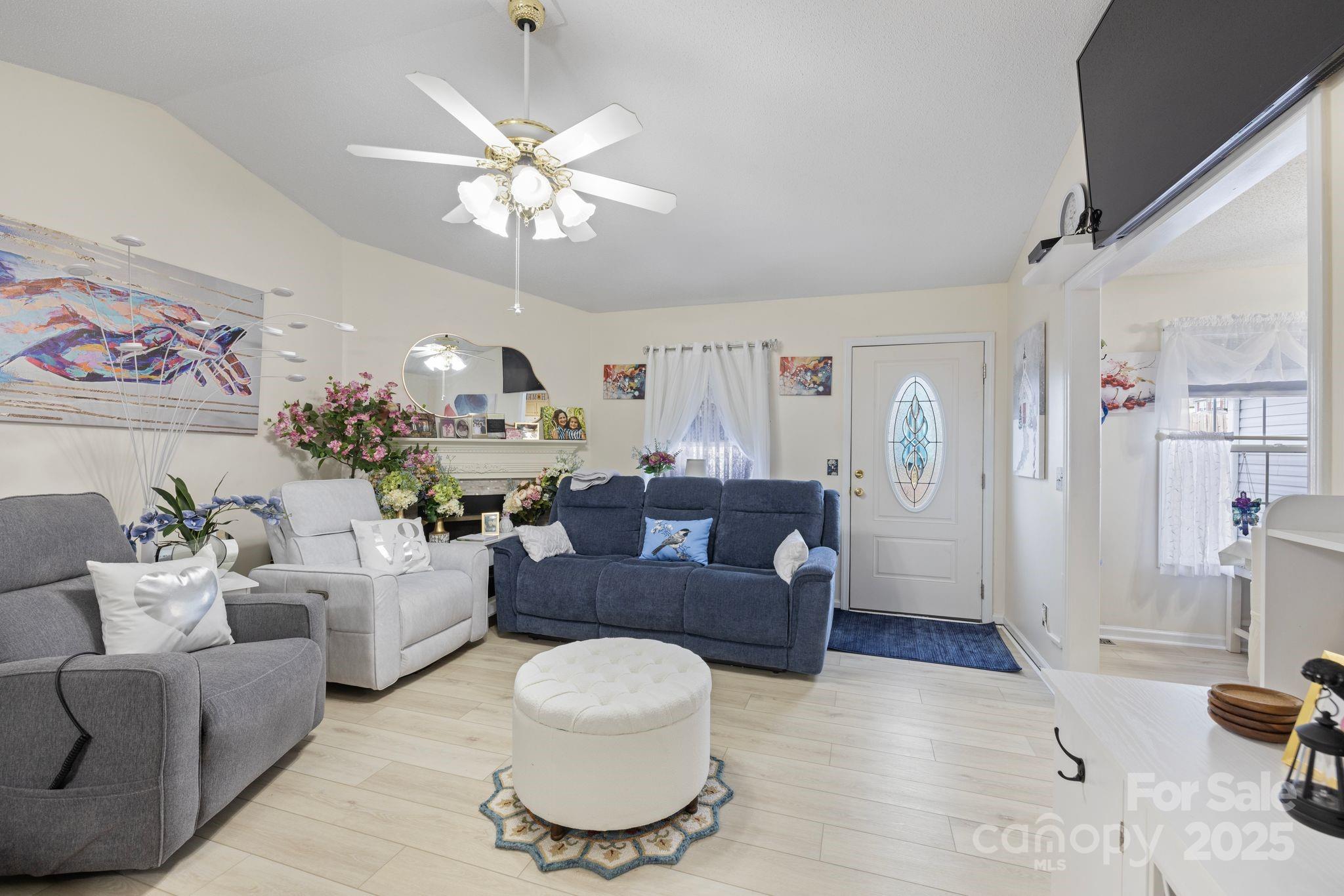 100 Lindsay Drive Property Photo 6