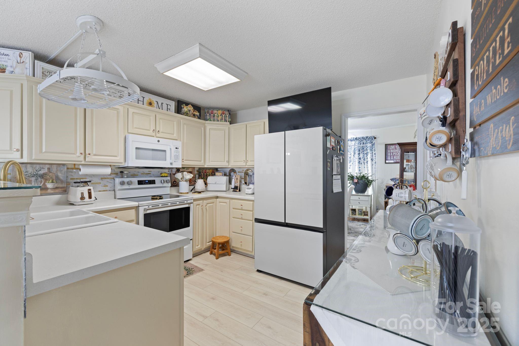 100 Lindsay Drive Property Photo 10