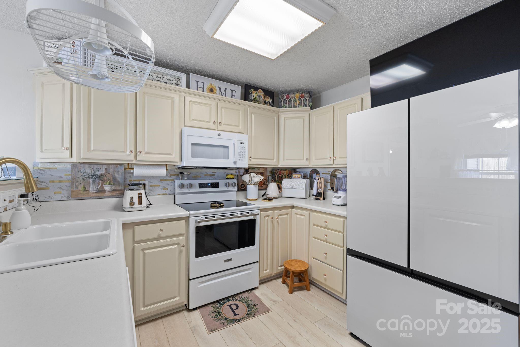 100 Lindsay Drive Property Photo 11