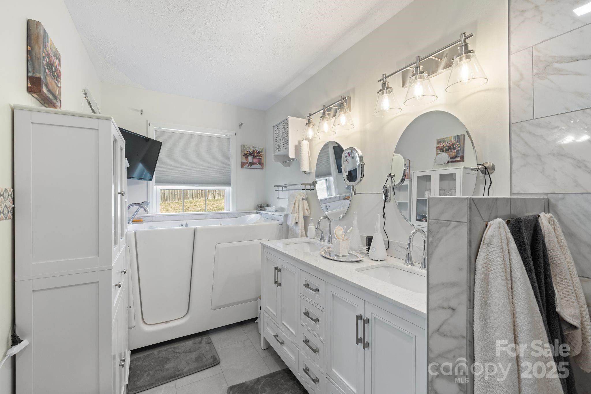 100 Lindsay Drive Property Photo 17