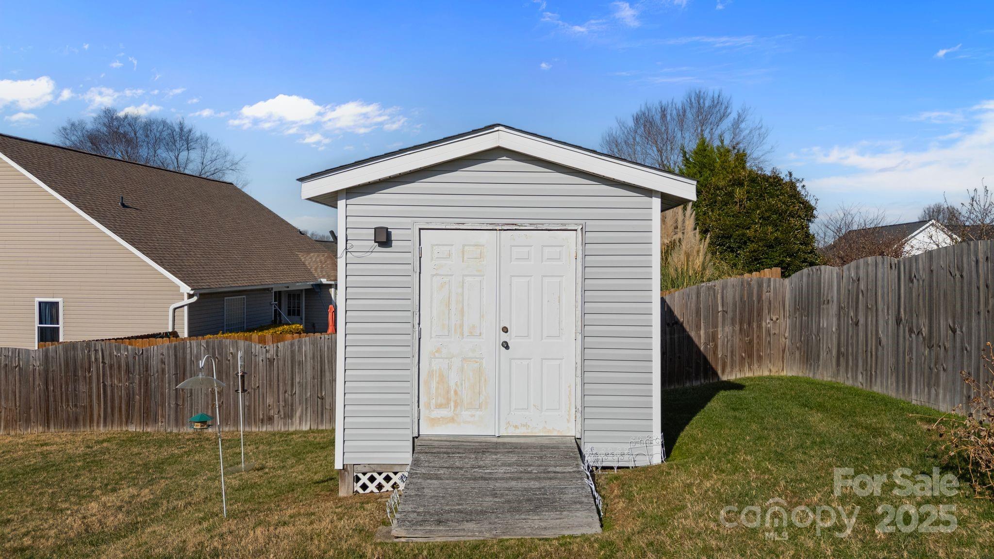 100 Lindsay Drive Property Photo 27