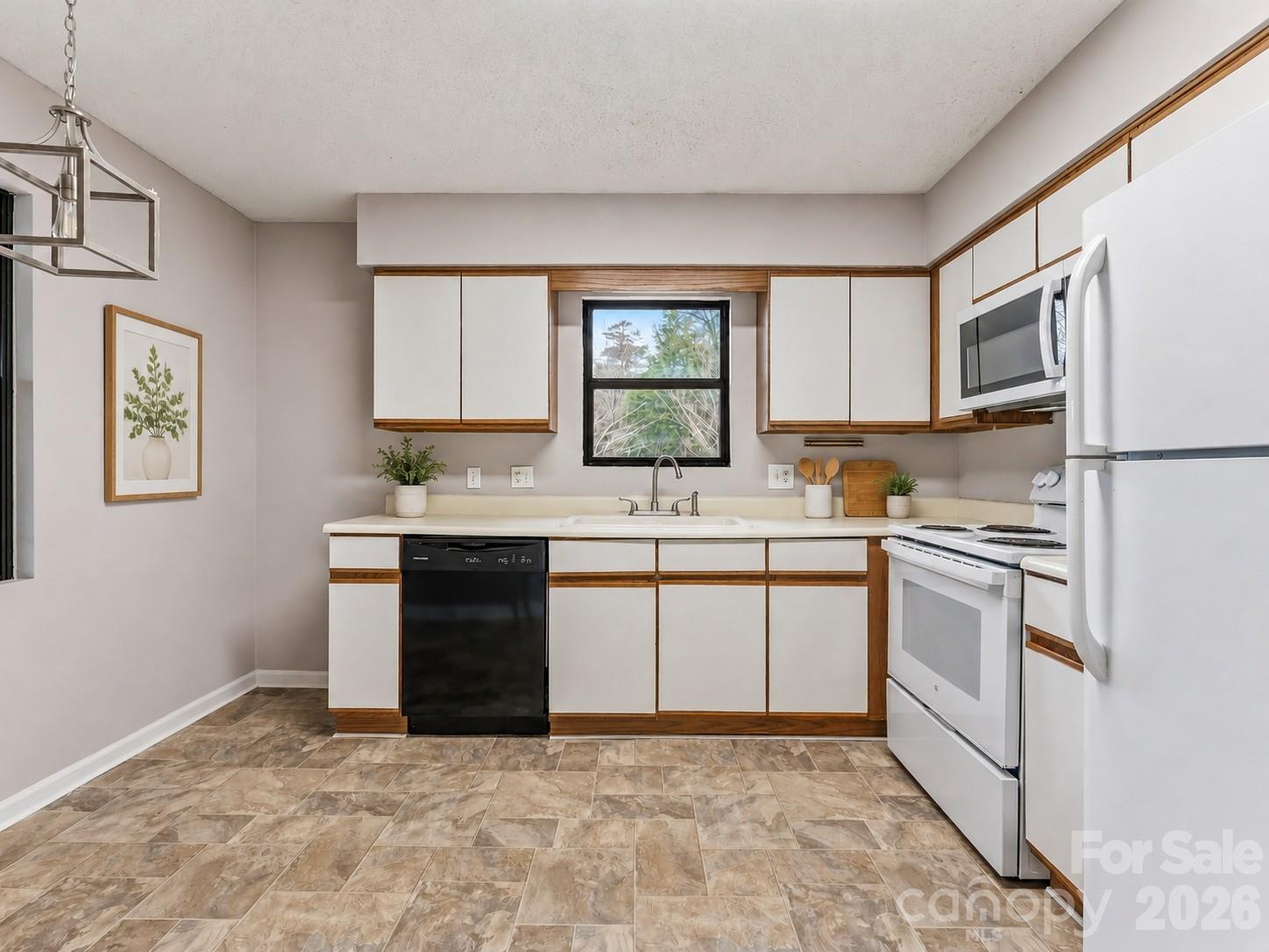 102 Abbey Circle Property Photo 2