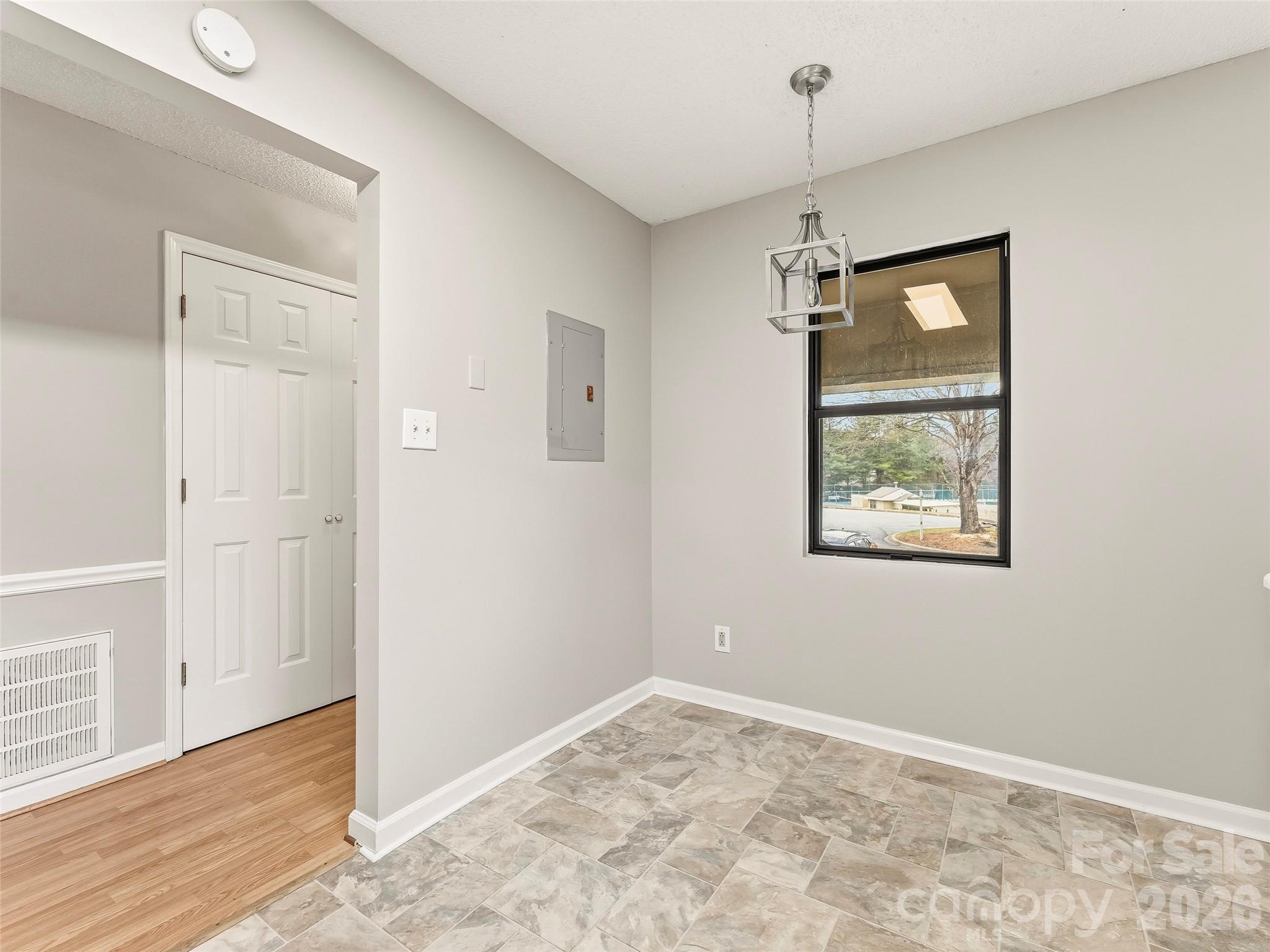 102 Abbey Circle Property Photo 3