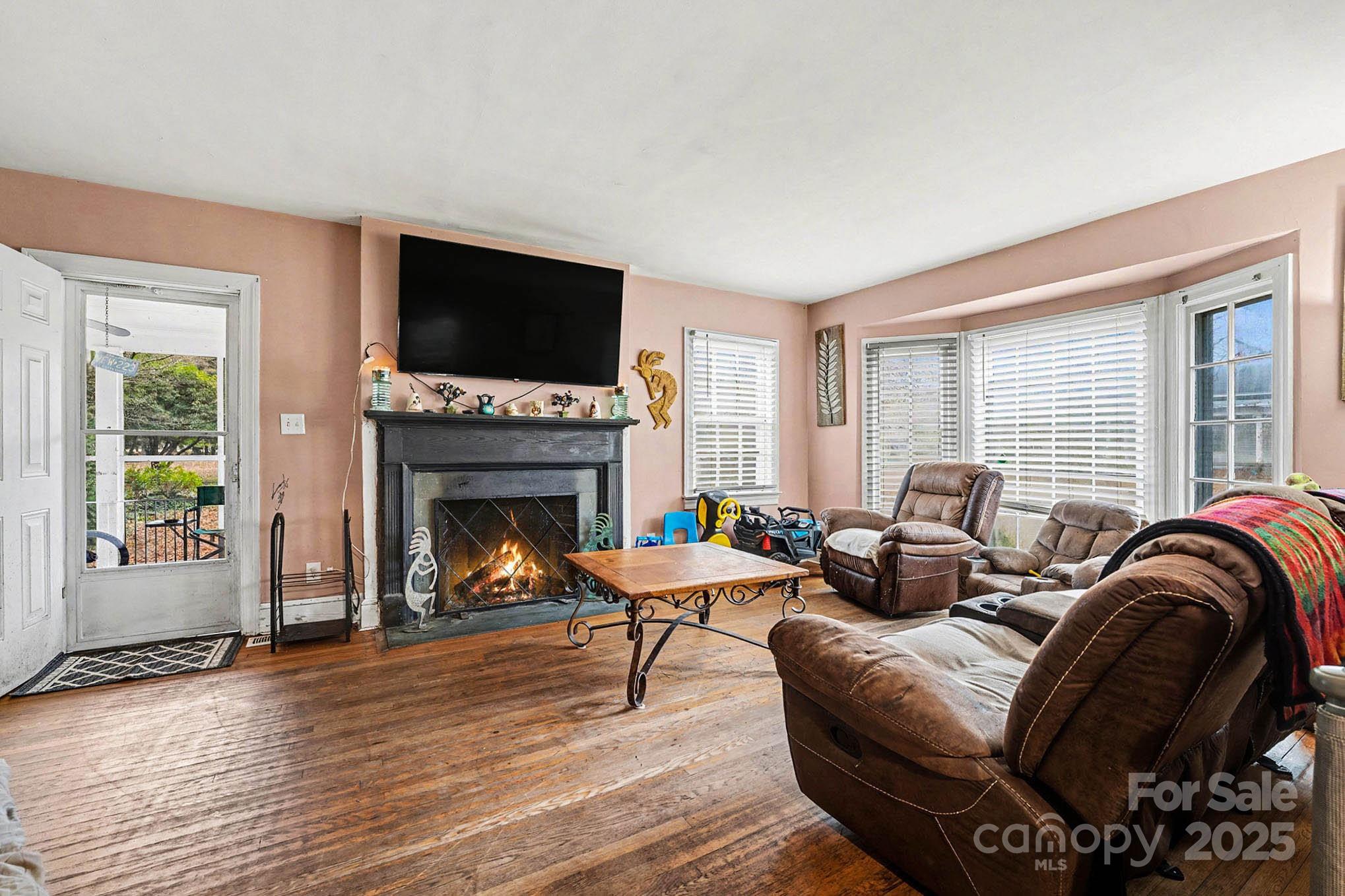 109 S Austin Street Property Photo 4