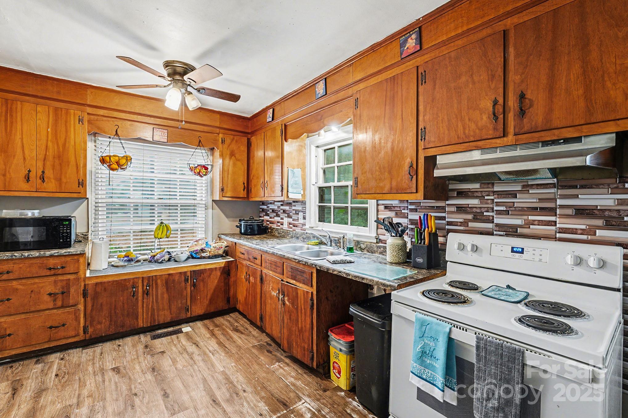 109 S Austin Street Property Photo 7
