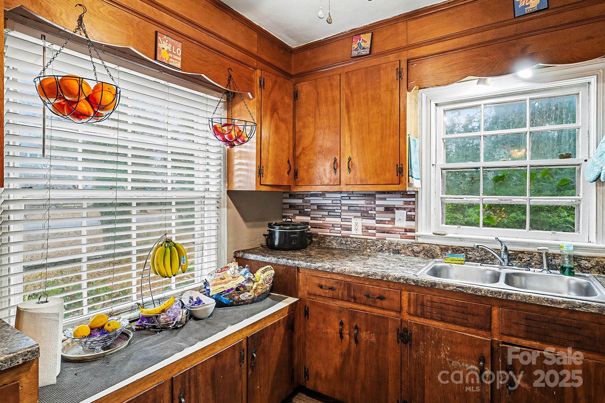 109 S Austin Street Property Photo 8