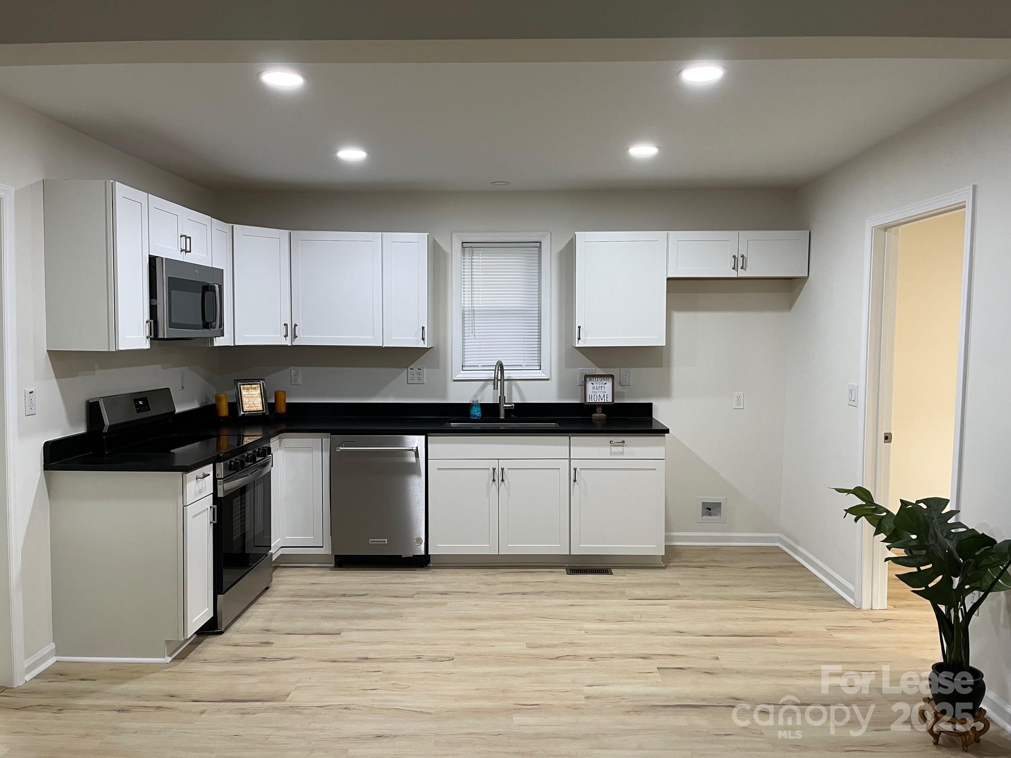 39 E White Street Property Photo 5