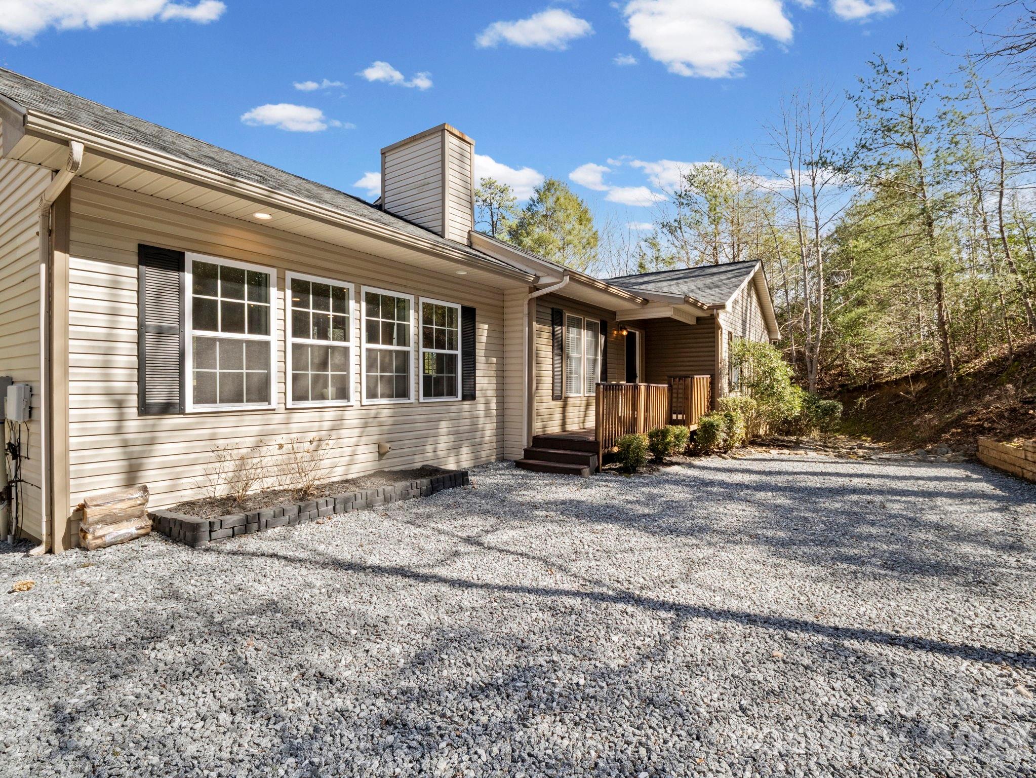 137 Weaver Court Property Photo 6