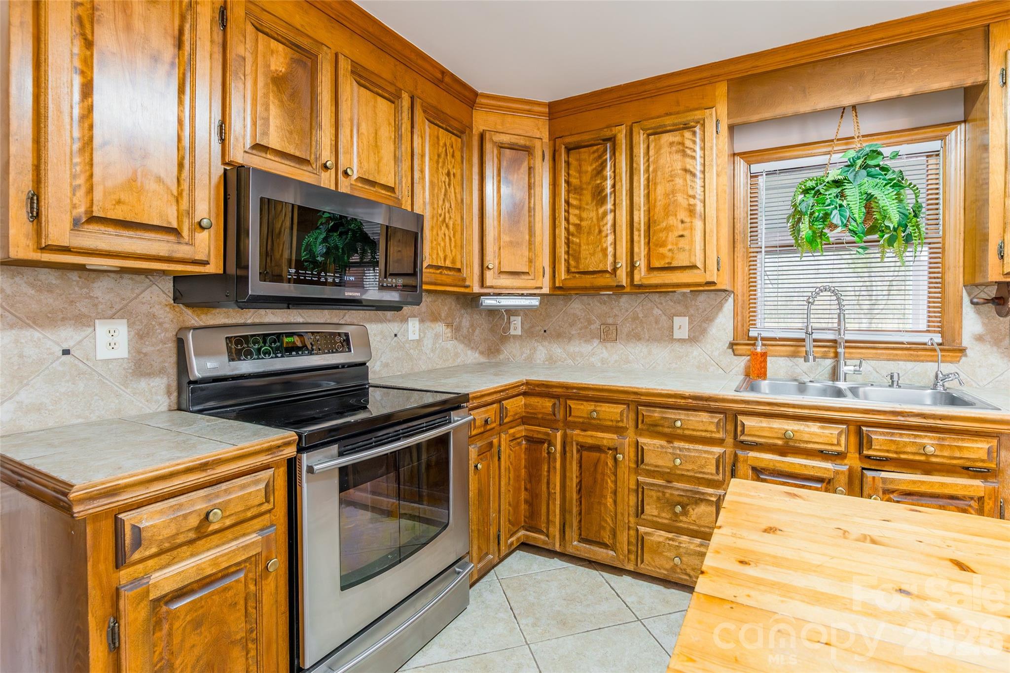 8230 Quail Hollow Drive Property Photo 10