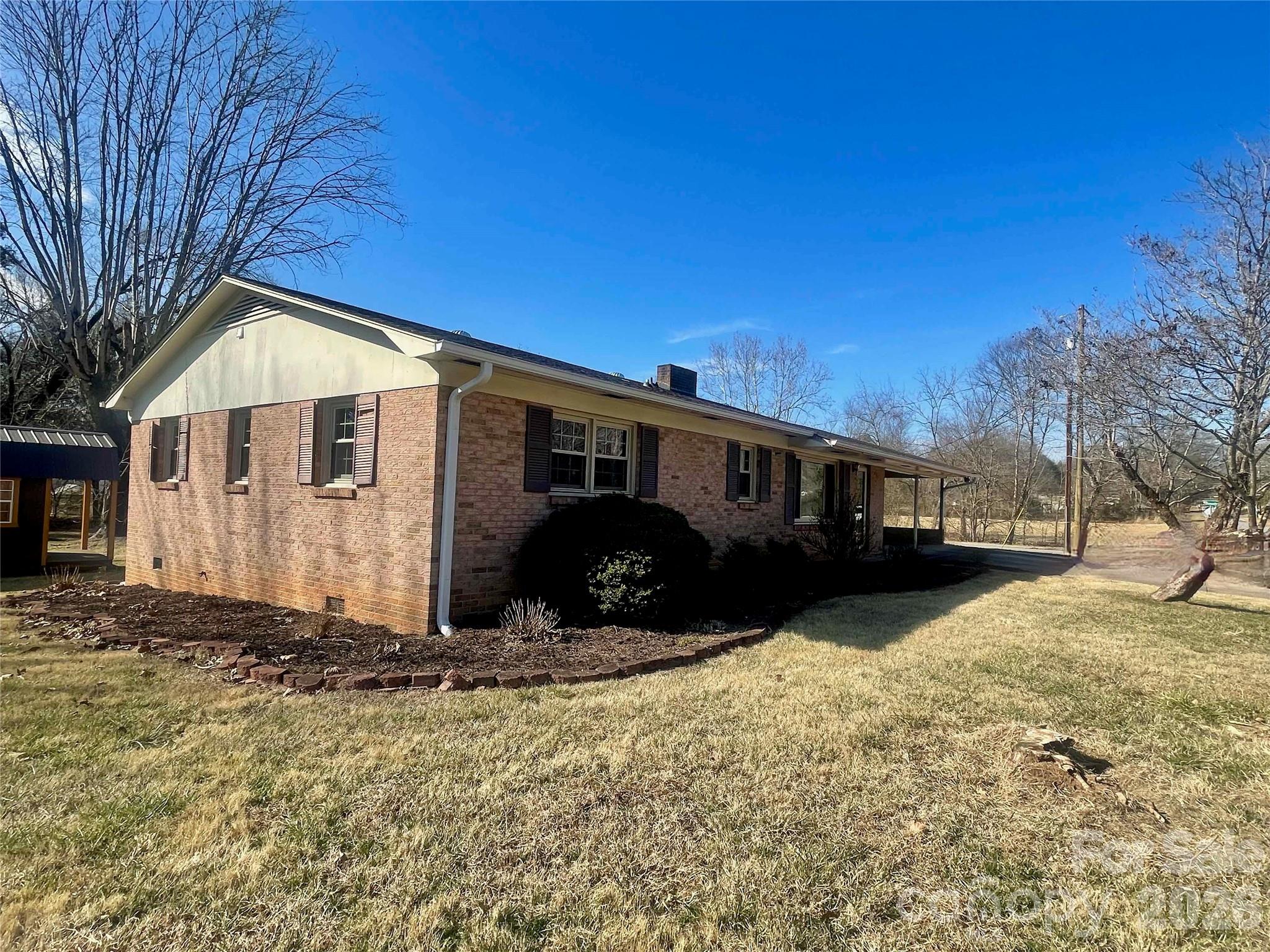 635 Powell Road Property Photo 2