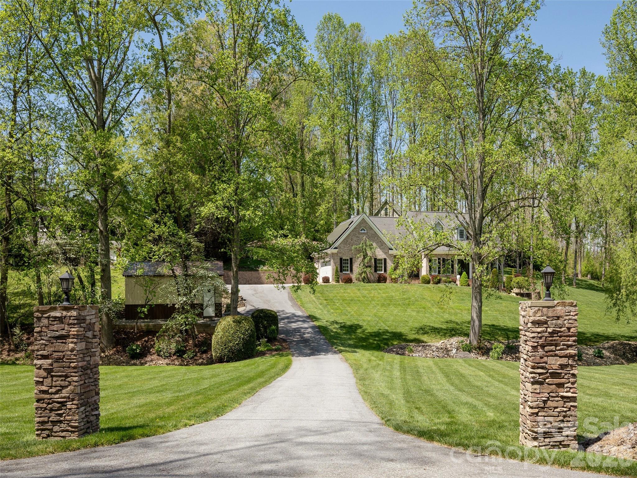 514 Whispering Hills Drive Property Photo 2