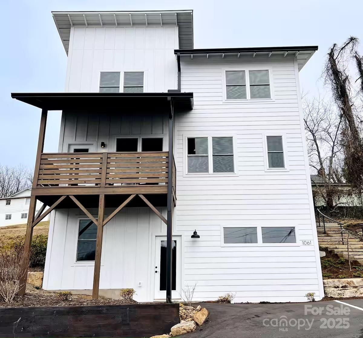 1061 Riverside Drive Property Photo 1