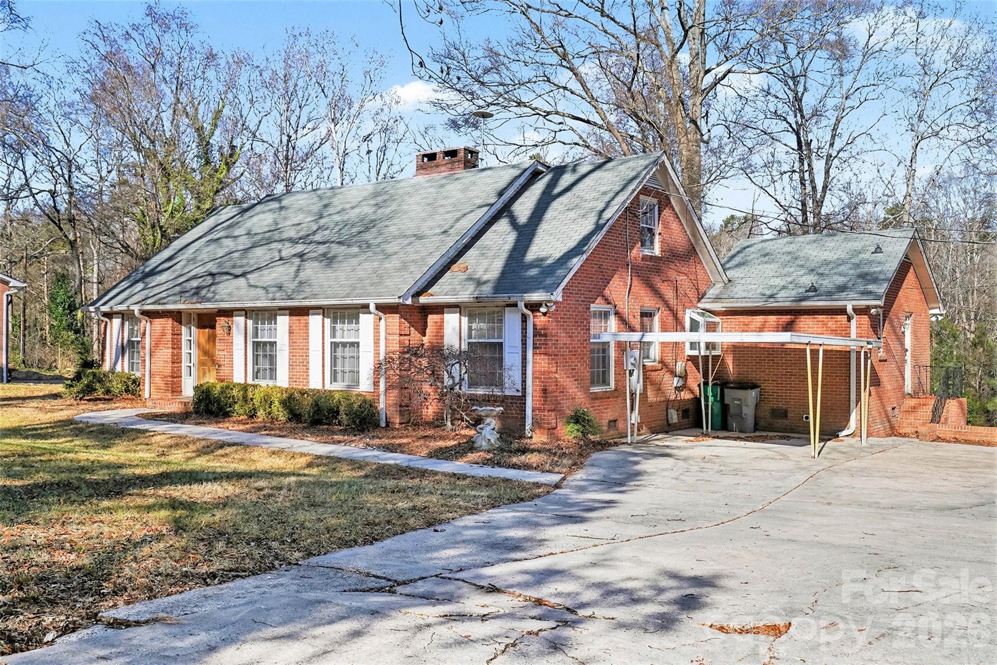 1215 Robinhood Circle Property Photo 3