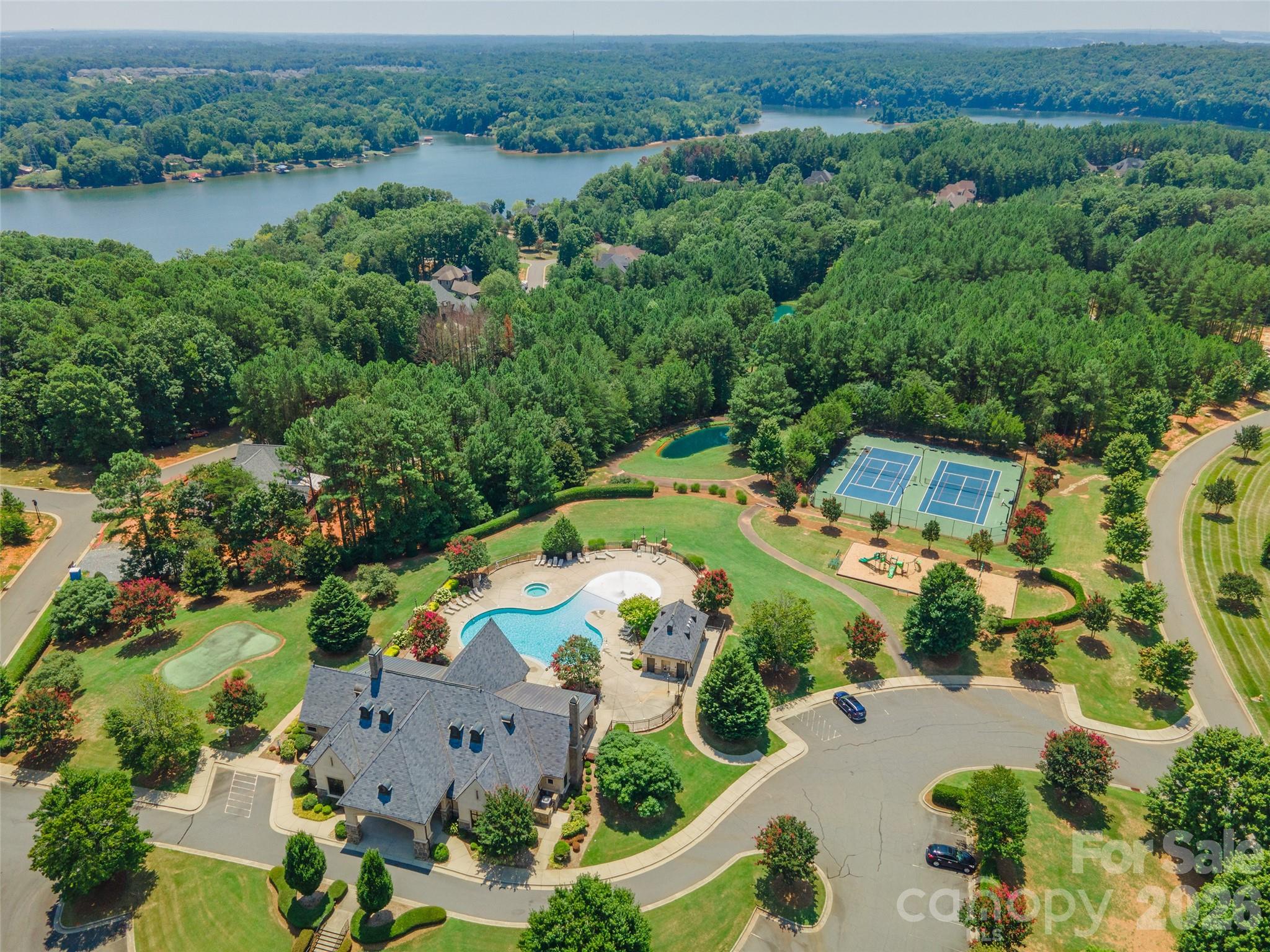 2021 Gladelynn Court Property Photo 2