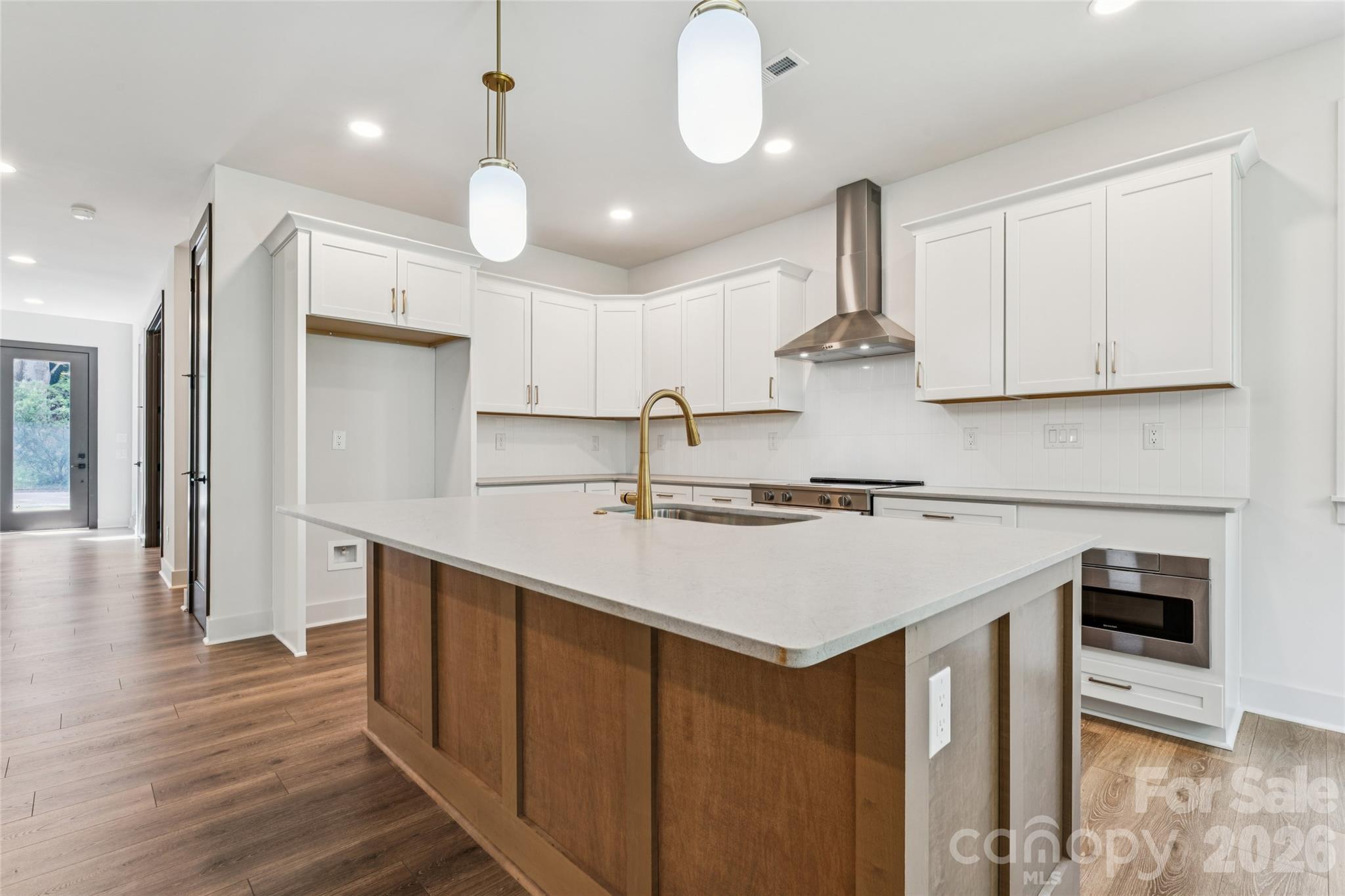 2412 Crestview Drive Property Photo 4