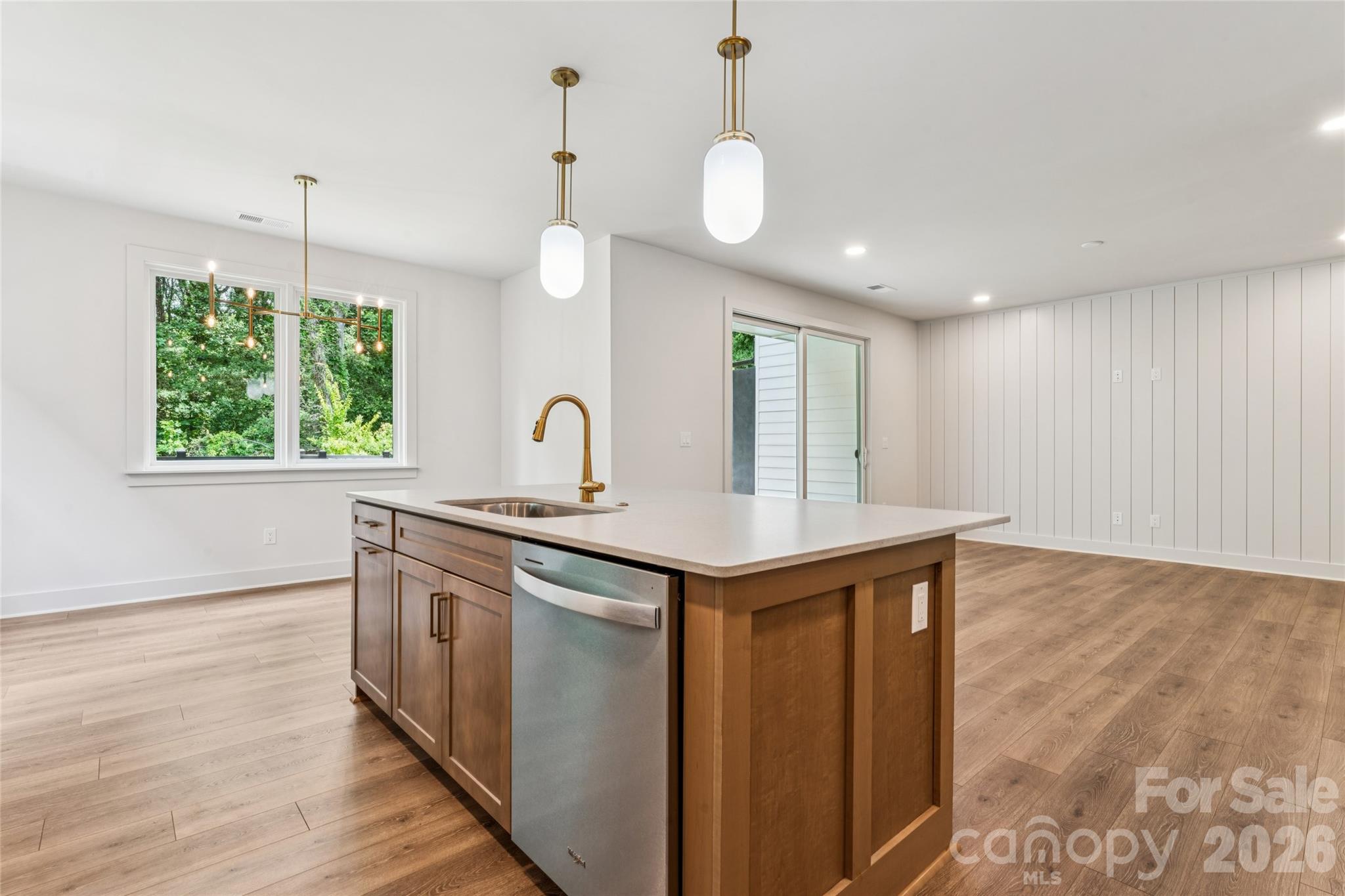 2412 Crestview Drive Property Photo 12