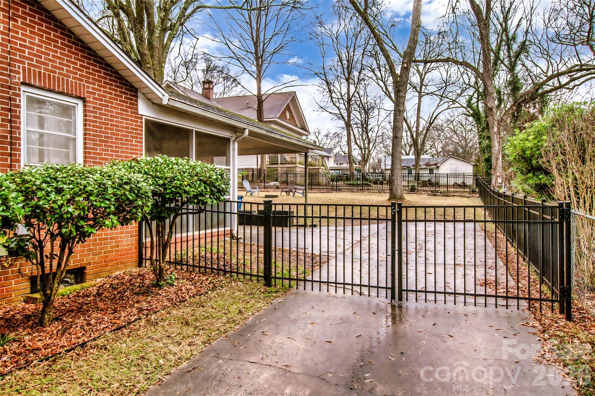 516 S Mulberry Street Property Photo 4